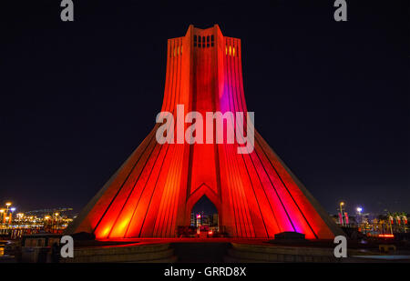 Vista notturna della torre Azadi di Teheran Foto Stock