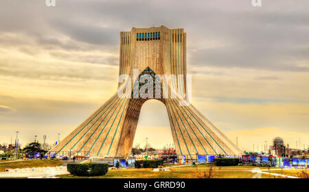 Vista della Torre Azadi di Teheran Foto Stock