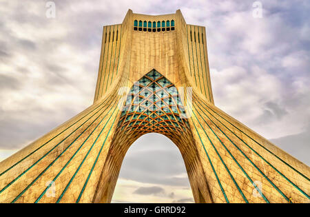 Vista della Torre Azadi di Teheran Foto Stock