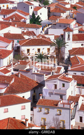 Villaggio bianco e rosso pantiles di Casares, Andalusia, Spagna Foto Stock