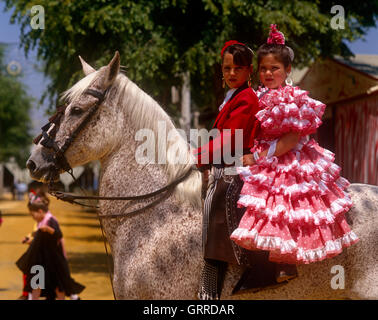 Ragazze in Spagna in abito nazionale a Feria (Fiera Cavalli) a Siviglia, in Andalusia, Spagna Foto Stock