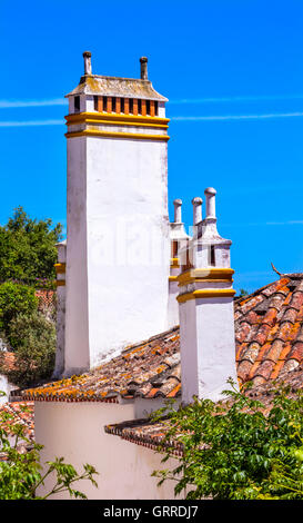 Torri camini tetti arancione cittadina medievale di Obidos Portogallo. Castello e mura costruito nel XI secolo dopo la città prese dalla Moo Foto Stock