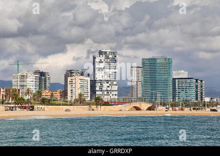 La spiaggia e gli edifici di nuova costruzione a Sant Marti district, Barcellona, Spagna Foto Stock