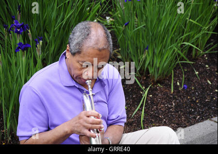 Musicista jazz soffiando il suo flicorno. Foto Stock