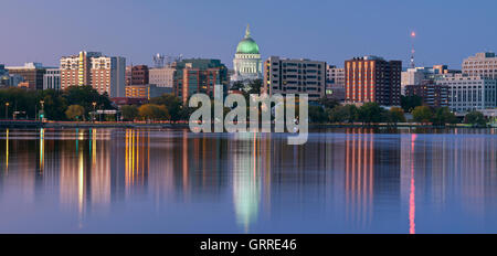 Scenario di Madison con un lago e alti edifici adibiti ad uffici. Immagine panoramica di Madison (Wisconsin) al crepuscolo. Foto Stock