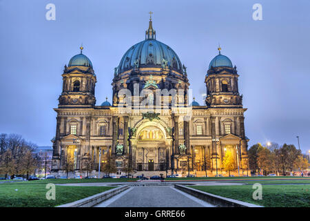 Cattedrale di Berlino (Berliner Dom) nella luce della sera, Berlino, Germania Foto Stock