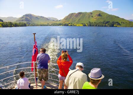 Turisti che si godono una crociera e scattare fotografie a bordo della poppa di Ullswater vaporizzatori. Ullswater, Penrith, nel distretto del Lago Foto Stock