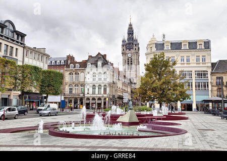 Vista da Place d'Armes quadrato sul campanile di Douai, Francia Foto Stock