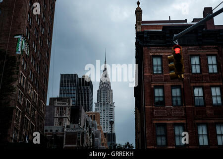 Il Chrysler Building di New York illustrata attraverso 'vistas" di New York in primo piano Foto Stock