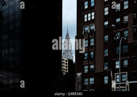 Il Chrysler Building di New York illustrata attraverso 'vistas" di New York in primo piano Foto Stock