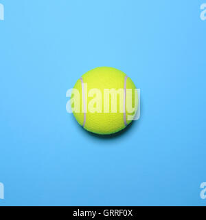 Grande palla da tennis su sfondo blu - Elegante design minimal vista superiore Foto Stock