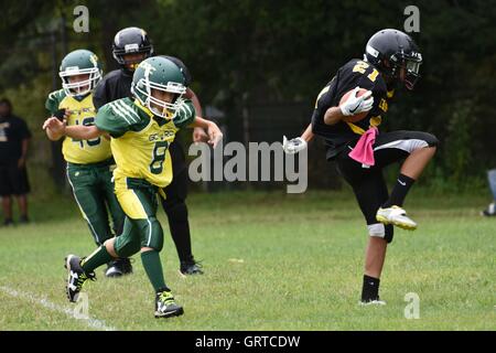 I giovani giocatori di calcio Foto Stock