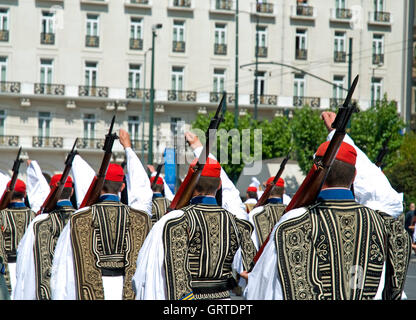 Protezioni cerimoniale marciando a Atene, Grecia Foto Stock