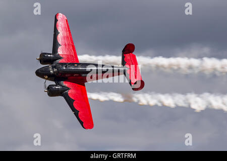 Matt Younkin piloti la II Guerra Mondiale era il faggio 18 durante un airshow le prestazioni di acrobazia aerea a Hillsboro, Oregon, nel mese di agosto 20 Foto Stock