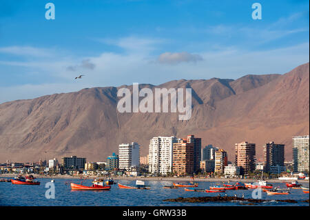 Iquique, Cile - 17 Marzo 2011: Legno barche da pesca nel porto sono a riposo dopo la tempesta Foto Stock