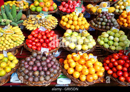 Sul mercato settimanale in Funchal gli agricoltori locali e i commercianti vendono prodotti locali freschi Foto Stock