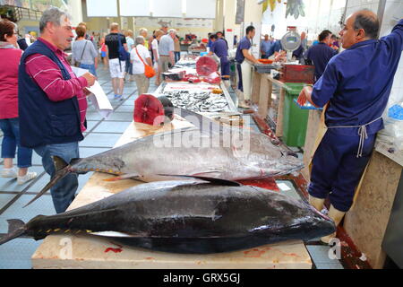 Sul mercato settimanale in Funchal gli agricoltori locali e i commercianti vendono prodotti locali freschi Foto Stock