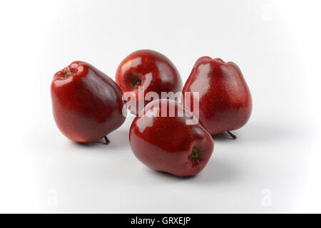 Quattro rosso lucido mele su off - sfondo bianco Foto Stock