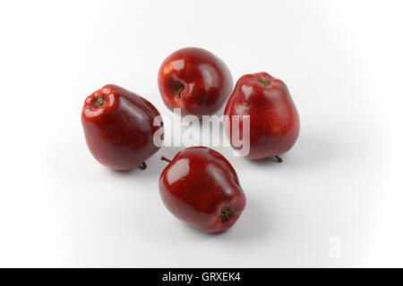 Quattro rosso lucido mele su off - sfondo bianco Foto Stock