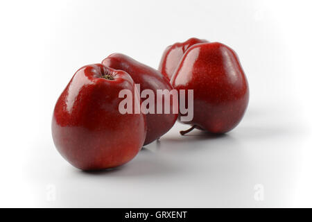 Quattro rosso lucido mele su off - sfondo bianco Foto Stock