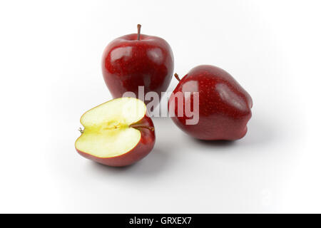 Due e una metà mele rosse su off - sfondo bianco Foto Stock