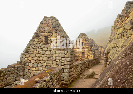 MACHU PICCHU, regione di Cusco, Perù- Giugno 4, 2013: dettagli della zona residenziale del xv secolo cittadella Inca di Machu Picchu Foto Stock