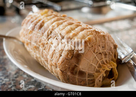 Arrosto di lombata di maiale servito con salsa di vino bianco Foto Stock