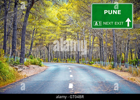 PUNE cartello stradale contro il cielo blu chiaro Foto Stock