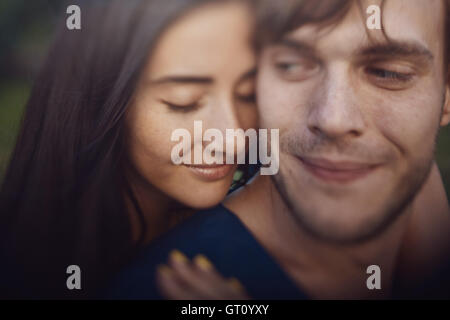 Close-up di immagine romantica amorevole coppia in vacanza divertimento e godetevi il tempo Foto Stock