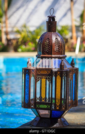 Vecchio rustico lampada colorata accanto alla piscina Foto Stock