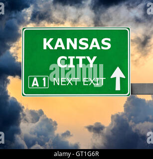 KANSAS CITY ROAD sign contro il cielo blu chiaro Foto Stock