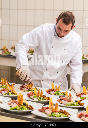 Chef in hotel o al ristorante cucina decorare piatto antipasto Foto Stock