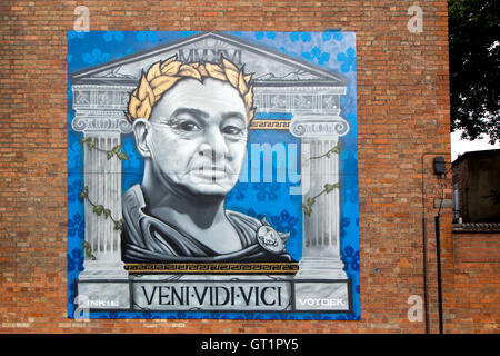 Un murale raffigurante Leicester Football Manager Claudio Ranieri sul lato del forno Brucciani in Leicester City Centre. Foto Stock