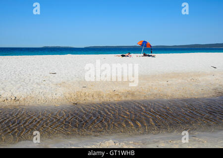 Due persone che giace sulla spiaggia al famoso Hyams Beach, Jervis Bay, Nuovo Galles del Sud, NSW, Australia Foto Stock