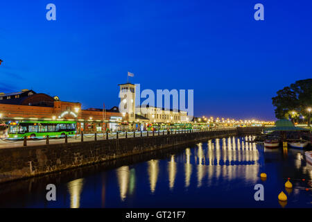 La bella e storica Malmo stazione del trasporto di notte Foto Stock