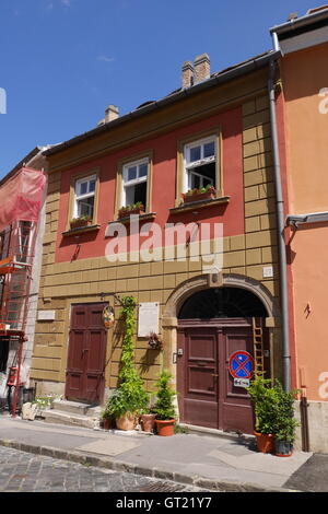 Una strada nel quartiere del Castello, mostrando una casa colorati, Budapest, Ungheria Foto Stock