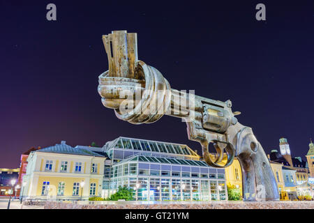 La famosa pistola annodato statua di Malmo di notte, Svezia Foto Stock