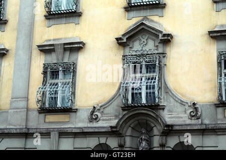 Vecchia facciata di case nella città di Vienna Foto Stock