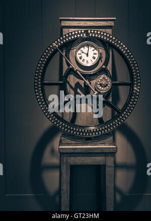 Vecchio retrò orologio da parete Foto Stock