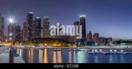 Sullo skyline di Chicago, North Downtown vista dal Navy Pier Foto Stock