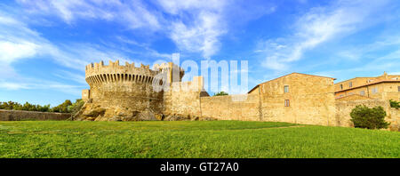 Populonia villaggio medievale landmark, le mura della città e fort tower vista panoramica. Toscana, Italia. Foto Stock