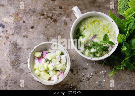 La barbabietola rossa gazpacho minestra con formaggio feta Foto Stock