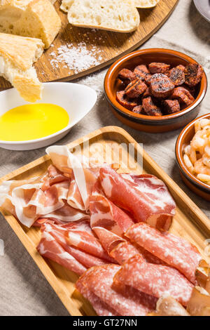 Le tapas, servito in piccole ciotole di carne fredda, formaggio di capra. Un pasto per la condivisione Foto Stock