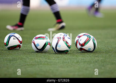 Salonicco, Grecia - 24 Giugno 2016: pallone da calcio in primo piano e le gambe i giocatori in backraount nella formazione del team Paok Foto Stock