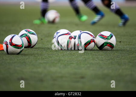 Salonicco, Grecia - 24 Giugno 2016: pallone da calcio in primo piano e le gambe i giocatori in backraount nella formazione del team Paok Foto Stock