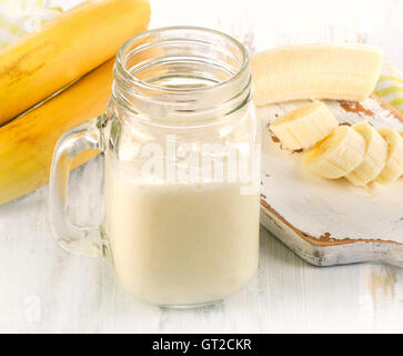 Fatta fresca frullato di Banana su sfondo di legno. Messa a fuoco selettiva Foto Stock