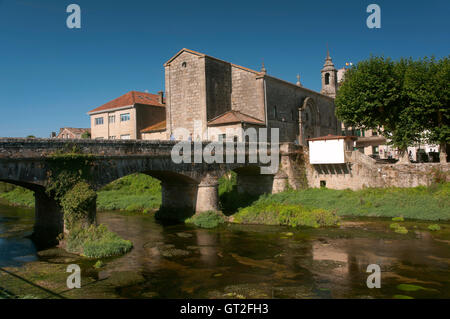 Chiesa di Santiago e il ponte sul fiume Sar, Padron, La Coruña provincia, regione della Galizia, Spagna, Europa Foto Stock