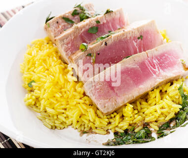 Ahi bistecca di tonno con riso e salsa di erbe Foto Stock