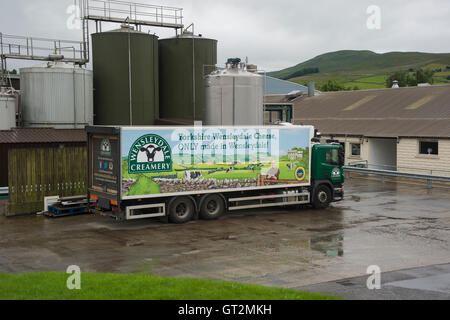 In caso di pioggia, un camion con logo, è parcheggiato al di fuori della fabbrica di formaggio - Wensleydale Creamery, Hawes, Yorkshire Dales, Inghilterra. Foto Stock