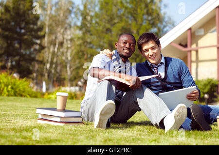 Studiando gli amici Foto Stock